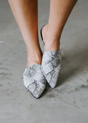 Charming Behavior Pointed Toe Mule